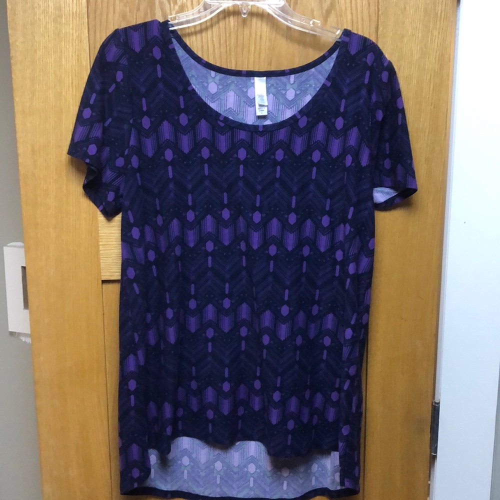 LuLaRoe LG top.   Smoke free.